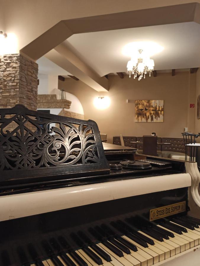 Eden Lounge Restaurant & Pension Верешедьхаз Экстерьер фото